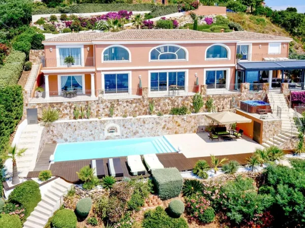 SAINT RAPHAEL ANTHEOR VILLA D'EXCEPTION PISCINE VUE MER PANORAMI