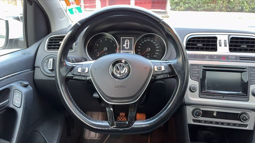 Volkswagen Polo 1.2 TSI 90 - Sportline – 2014 – 142090 km – Essence – Boîte Manuelle — photo 25