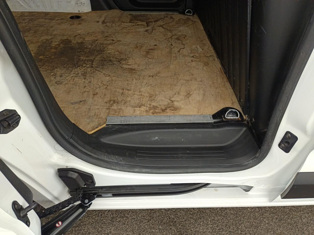Peugeot Partner fourgon standard 650 kg bluehdi 100 s&s bvm5 premi — photo 32