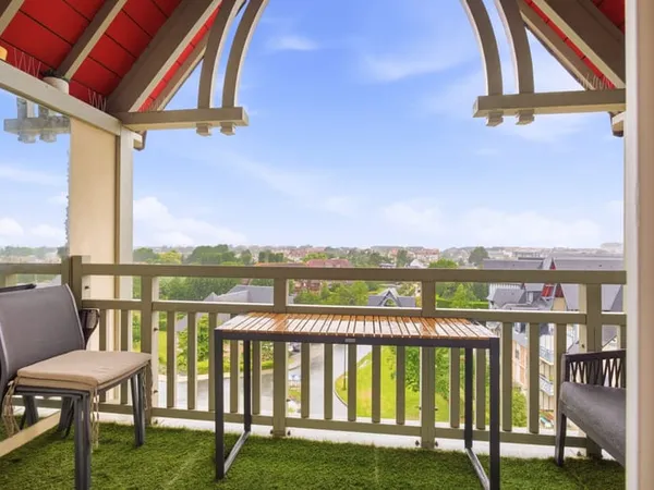DUPLEX D'EXCEPTION AVEC VUE PANORAMIQUE SUR DEAUVILLE, TROUV