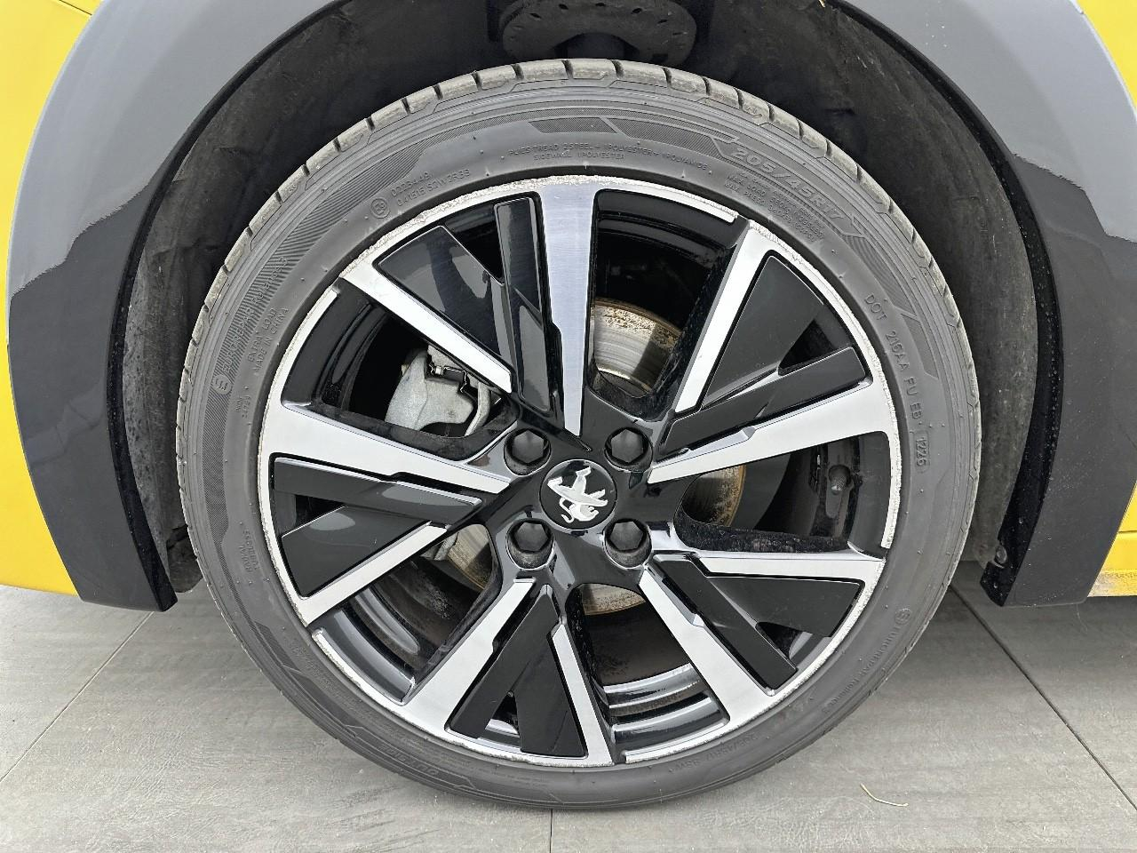 Peugeot 208 puretech 100 s&s bvm6 gt pack — photo 14