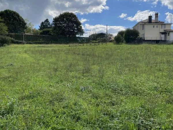 Habas - Proche du bourg- Terrain hors lotissement