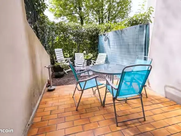 Studio meublé avec terrasse à louer