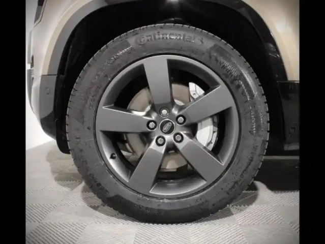 Land Rover Defender 110 2.0 p300e phev x-dynamic se — photo 28