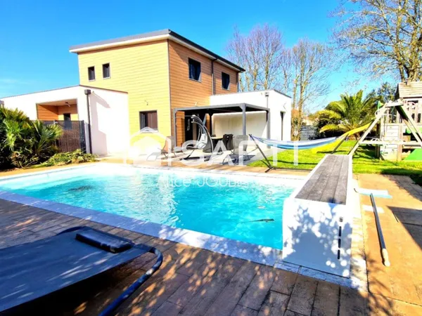 Maison 4 chambres, garage et piscine.