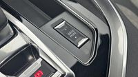 Peugeot 3008 GT HYBRID 225 e-EAT8 — photo 16