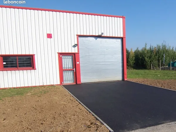 Bâtiment 135 m2 à louer en bordure de la D1016 à l'entrée de CLERMONT