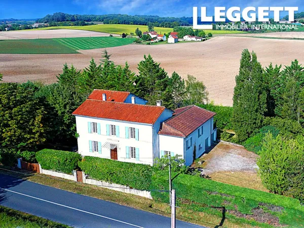 Maison de maître avec 3 chambres et un appartement attenant de 2 chambres. 2 grands garages. Jardein