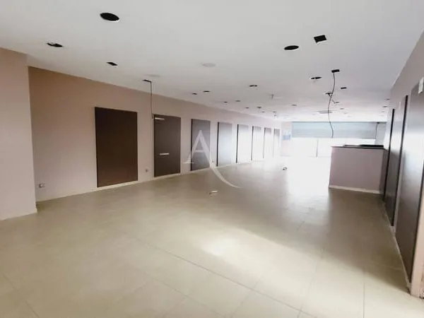 Local commercial 200 m²