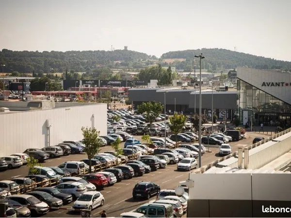Bâtiment commercial 700 m² très rare sur le marché – Opportunité en zone franche