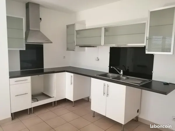 GARDANNE résidence fermée T3 très bon état 54 m² environ + terrasse 10 m² environ, un parking en sou