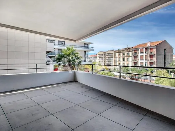 CANNES - MONTFLEURY - GRAND DEUX PIÈCES A 500M DE LA RUE D'ANTIBES