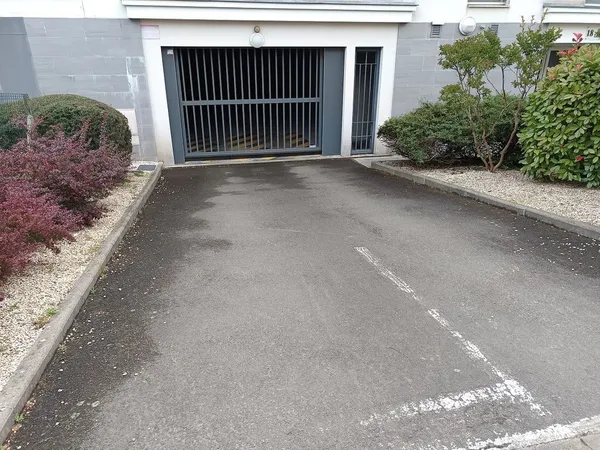 emplacement de parking couvert et fermé