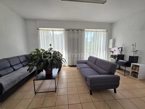 MAGESCQ - Centre-ville | Appartement T5 de 124 m² avec stationnement - Investissement locatif