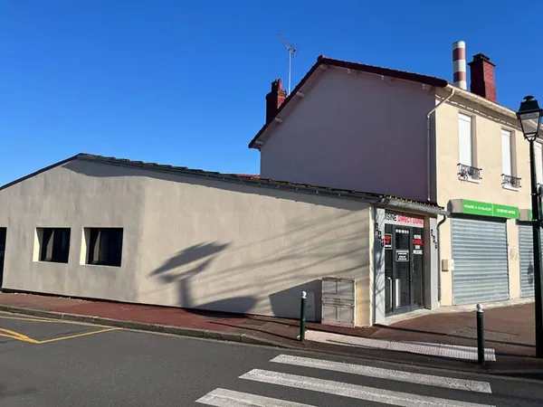Local commercial 3 pièces 220 m²