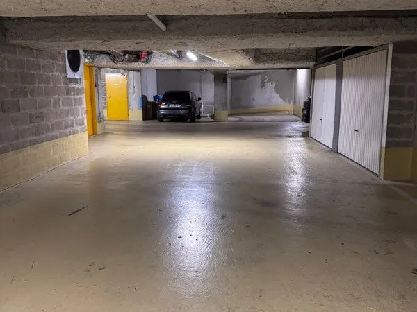 Place parking SUV avec borne de recharge