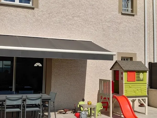 TOUSSIEU Maison T4 climatisée centre village avec garage et jardin clos