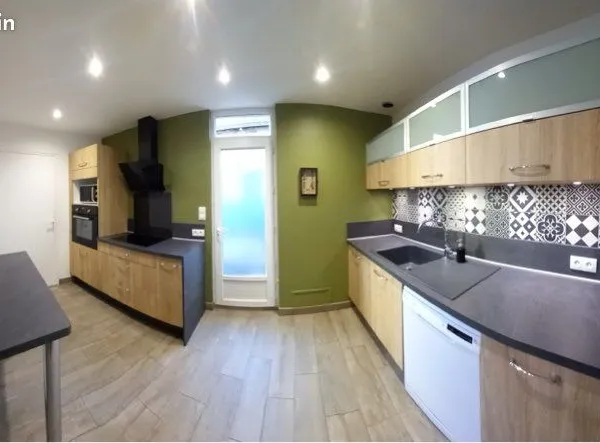 Agréable maison de bourg avec jardin et garage à Saint-Laurent-de-la-Plaine