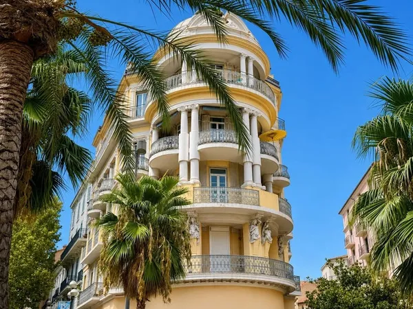 CANNES CENTRE - APPARTEMENT 4P DE CARACTÈRE RÉNOVÉ - TERRASSE 35 M²