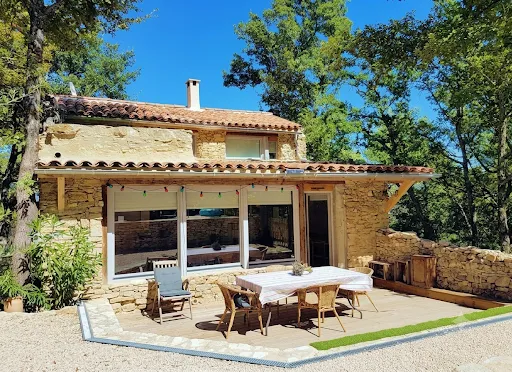 Maison en pierres dans un quartier naturel et résidentiel