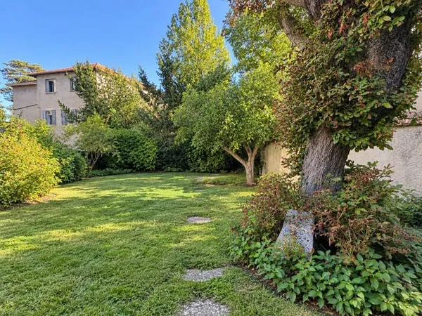 BIEN RARE - APPARTEMENT BOURGEOIS T6 - JARDIN PRIVATIF