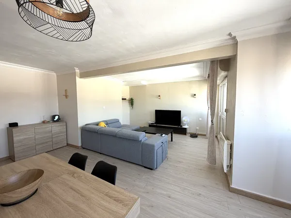 Appartement F4 de 87 m2 - balcon - dernier étage - cave et garage / Monthieu prox. steel