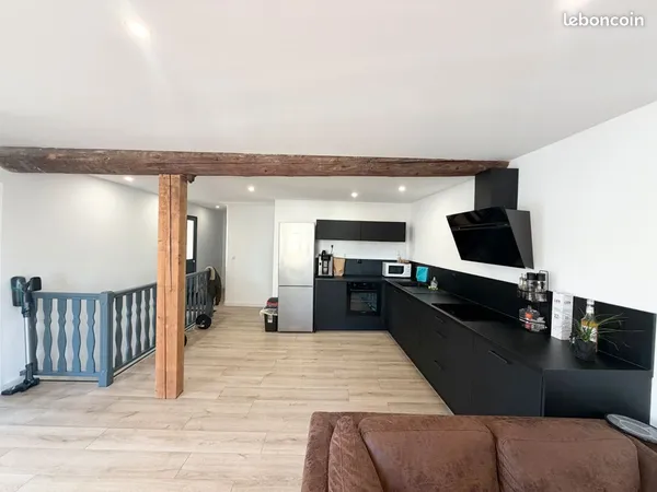 Maison familiale avec terrasse, deux garages et combles aménageables