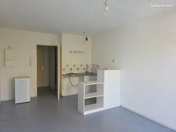 Location studio 23M2 au Mans proche université, parking,gardien avec