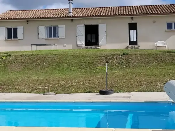 Maison de 4 chambres à la campagne avec piscine