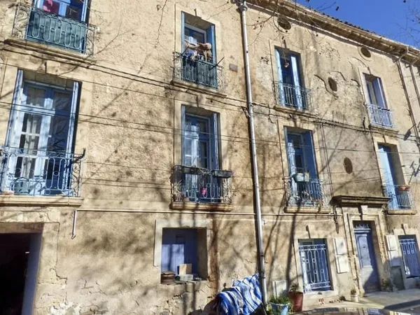 A vendre PEZENAS (34) dans immeuble de 6 lots, appartement type 2 de 36 m² avec jardin de 40 m².