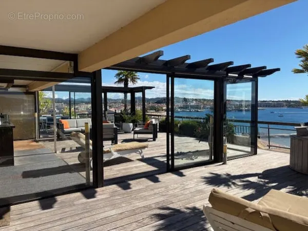 Exclusivité Fréjus place face mer T4 98 m2 sud + terrasse 155 m2 dernier étage