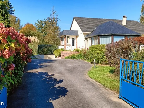Maison 3 chambres, véranda, sous-sol complet, terrain 1270 m² - Manéglise