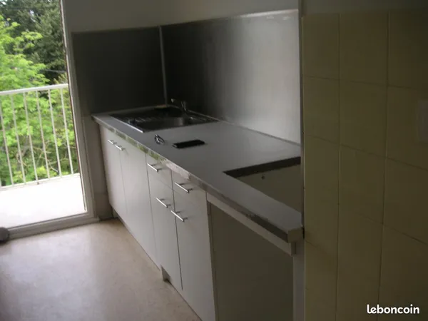 A louer type 2, traversant deux balcons entierrement rénové, 3 émé étage sur 3, dans résidence stand