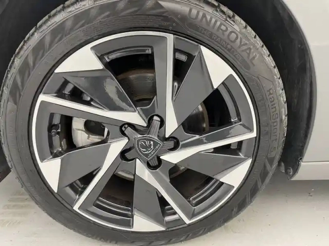 Peugeot 308 hybrid 145 e-dcs6 — photo 12