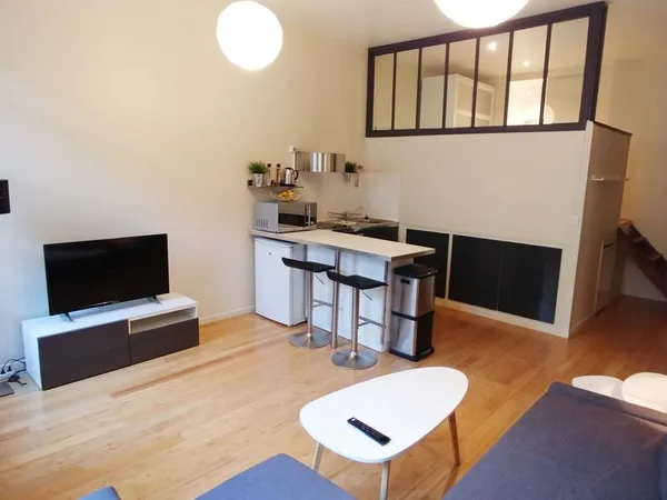 Appartement T2 avec charme, vendu meublé - métro Saint-Michel