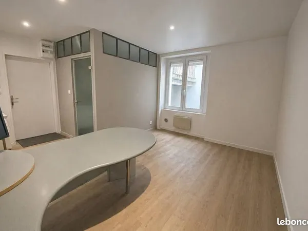 Bureau et espace de travail Location Montbéliard  27m² 350€