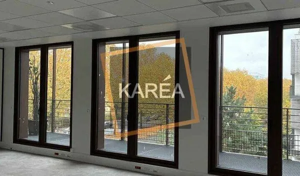 Bureau 151 m²