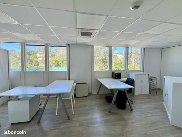 BUREAUX 107 m² SAINT RAPHAEL