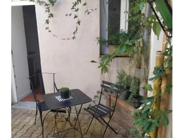 Location appartement meublé T2 avec dépendance et cour