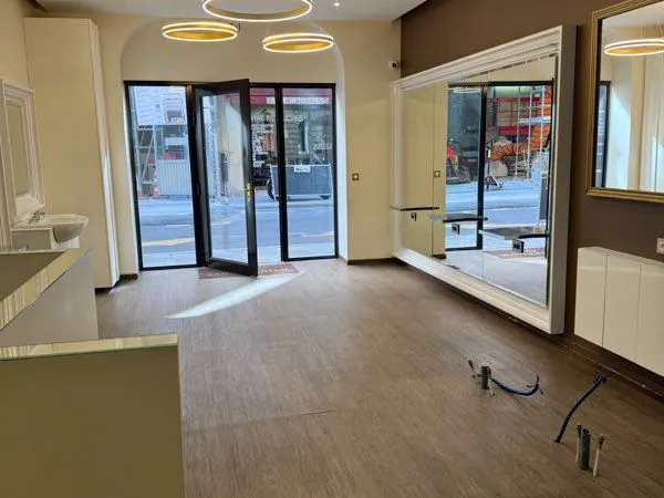 Local commercial entièrement aménagé sur deux niveaux