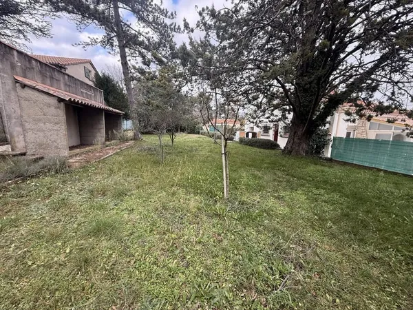 Terrain constructible 473 m2 plat et arboré