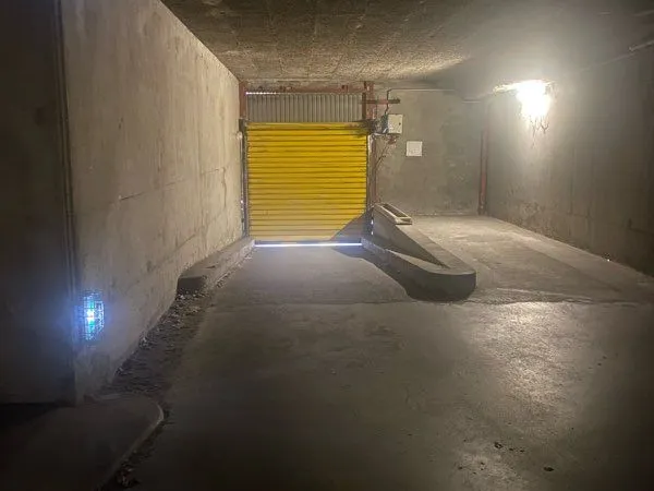 Place de parking dans garage couvert sécurisé