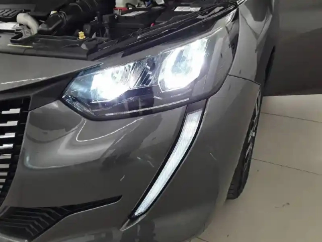Peugeot 208 puretech 100 s&amp;s eat8 — photo 43
