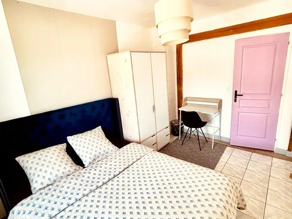 Chambre dans grande maison