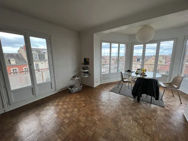 Moulins centre appartement de type F3 avec grand balcon