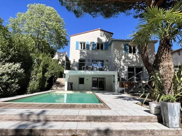 Maison 12 pièces 240 m²