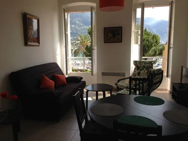 LOCATIONS SAISONNIERE - TRES BEAU TROIS PIECES MEUBLE A 2 PAS DES PLAGES