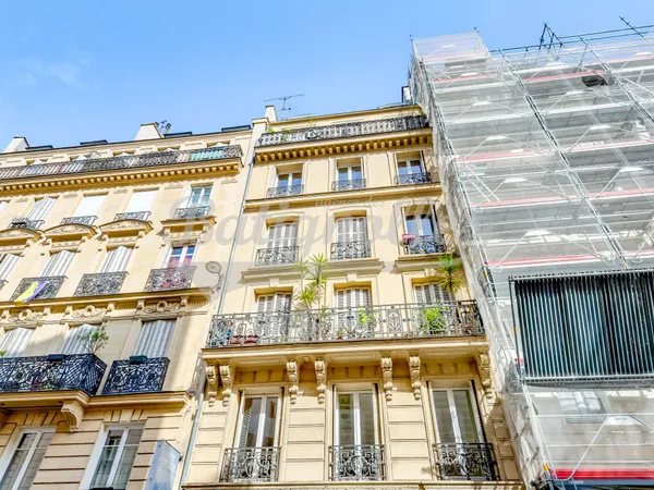Paris 9: Quartier Pigalle / 3 PIECES - ETAGE ELEVE