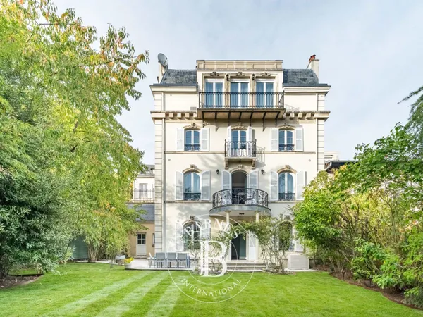 A vendre-Saint Germain en laye-RER A -Maison de charme entièrement rénovée-5 chambres-