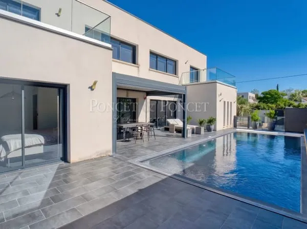 Maison contemporaine de 220 m² avec piscine et extérieurs aménagés